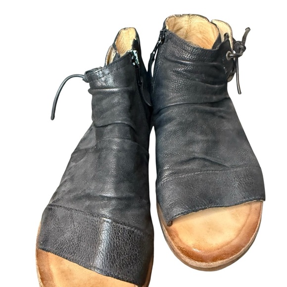 Miz Mooz | Black Leather Fuller Wide Side Zip Sandals | Sz 40 - Picture 3 of 7